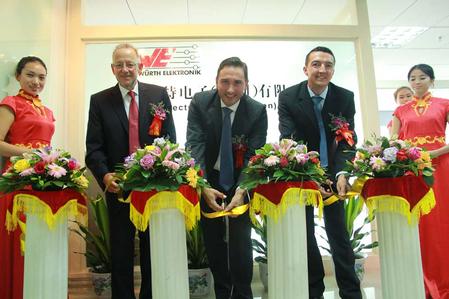Official inauguration in traditional Chinese style: Jürgen Klohe, Denis Giba and Benjamin Klingenberg cut the ribbon. (from left to right)