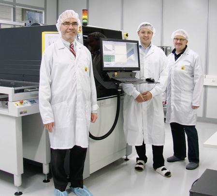 3-D MID inspection with the Viscom S6056, l. t. r.: Albert Birkicht, Managing Director, Guido Schatz, AOI Operator at HARTING AG, and Torsten Wichmann, Applications Specialist at Viscom AG.